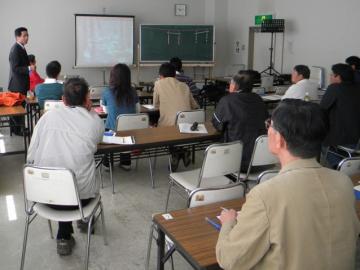 岐阜県カヌー協会公認講師による講習を聞く受講生の皆さん