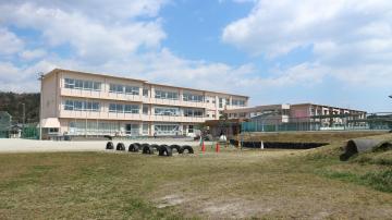 清水小学校の外観