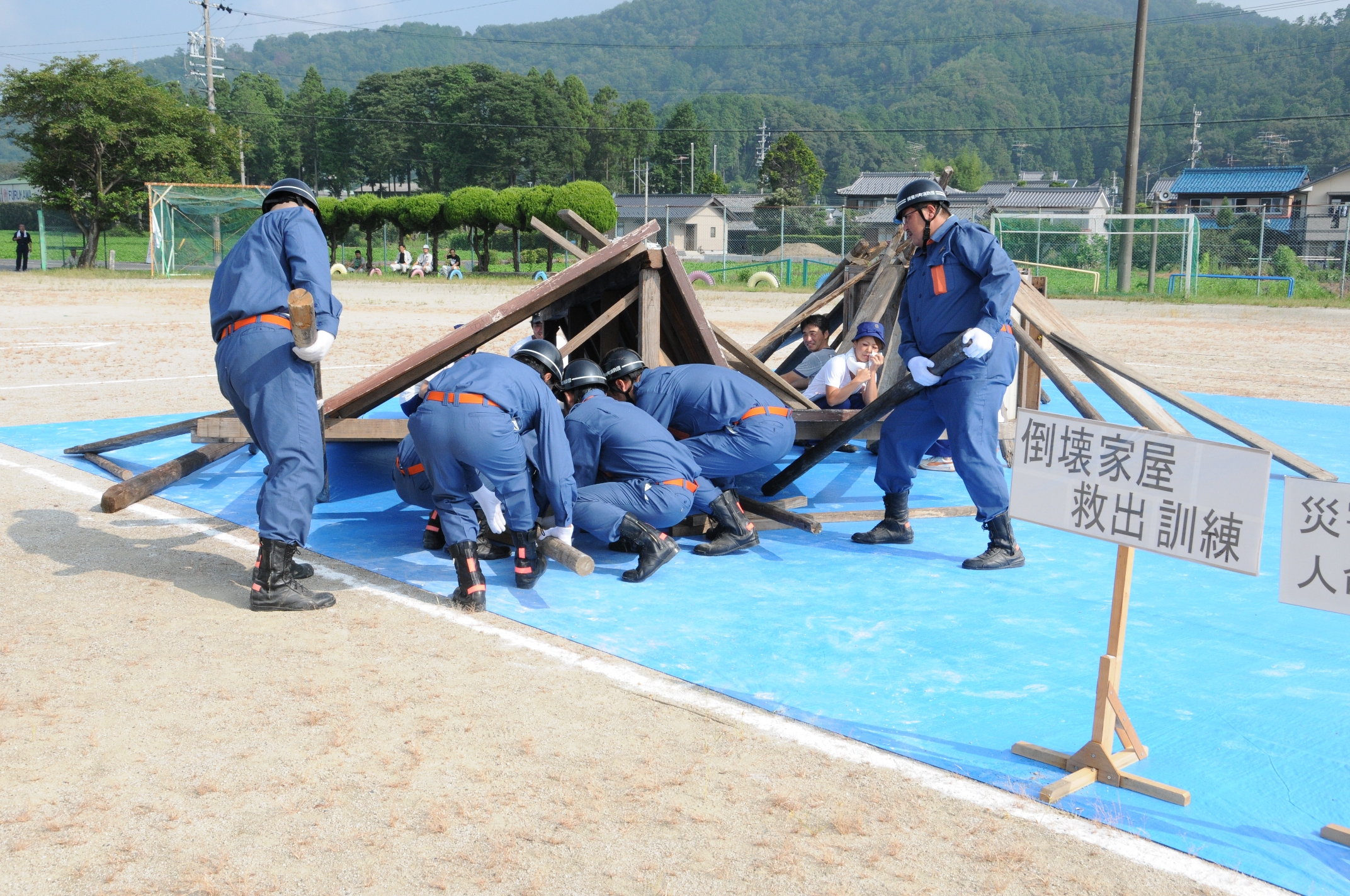 消防団による救出訓練