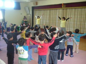 おじま幼児園の園児によるミナモダンスの様子
