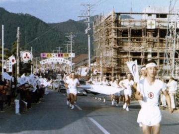 大会旗リレーの様子（岡島橋北詰）