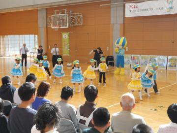 かすが保育園の園児によるミナモダンスの様子