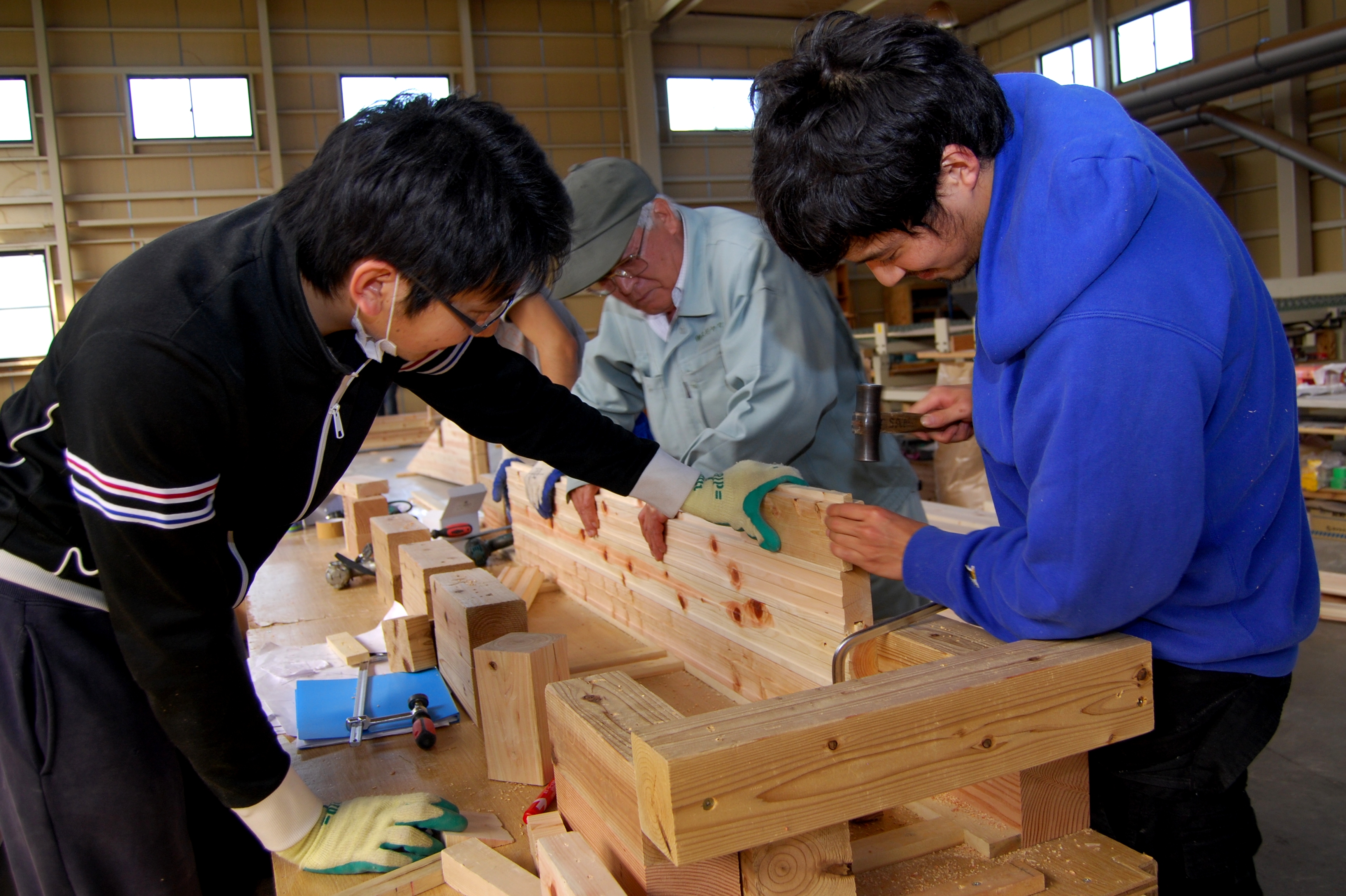 角材を組んでウッドブロックを作る