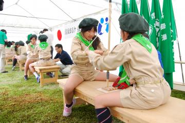 みどりの少年団が火を起こしました