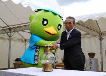 河太郎がまつりの会場に届けます