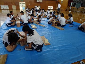 制作の様子（養基小学校）