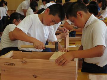 制作の様子（揖斐小学校）