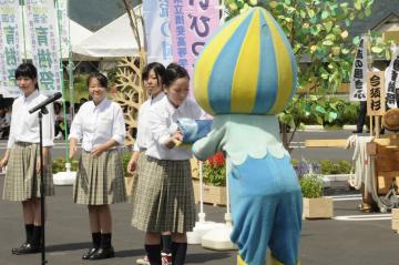 揖斐高校からミナモへ贈呈