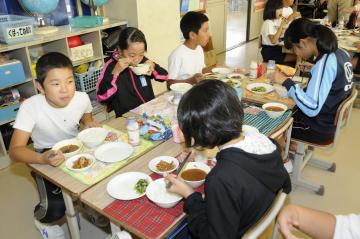 大和小学校の給食の様子