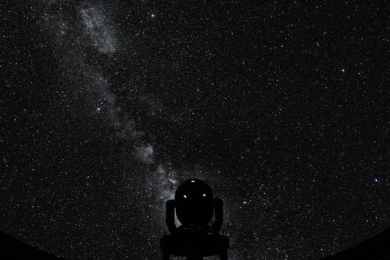 実際にプラネタリウム内で撮影した星空です。