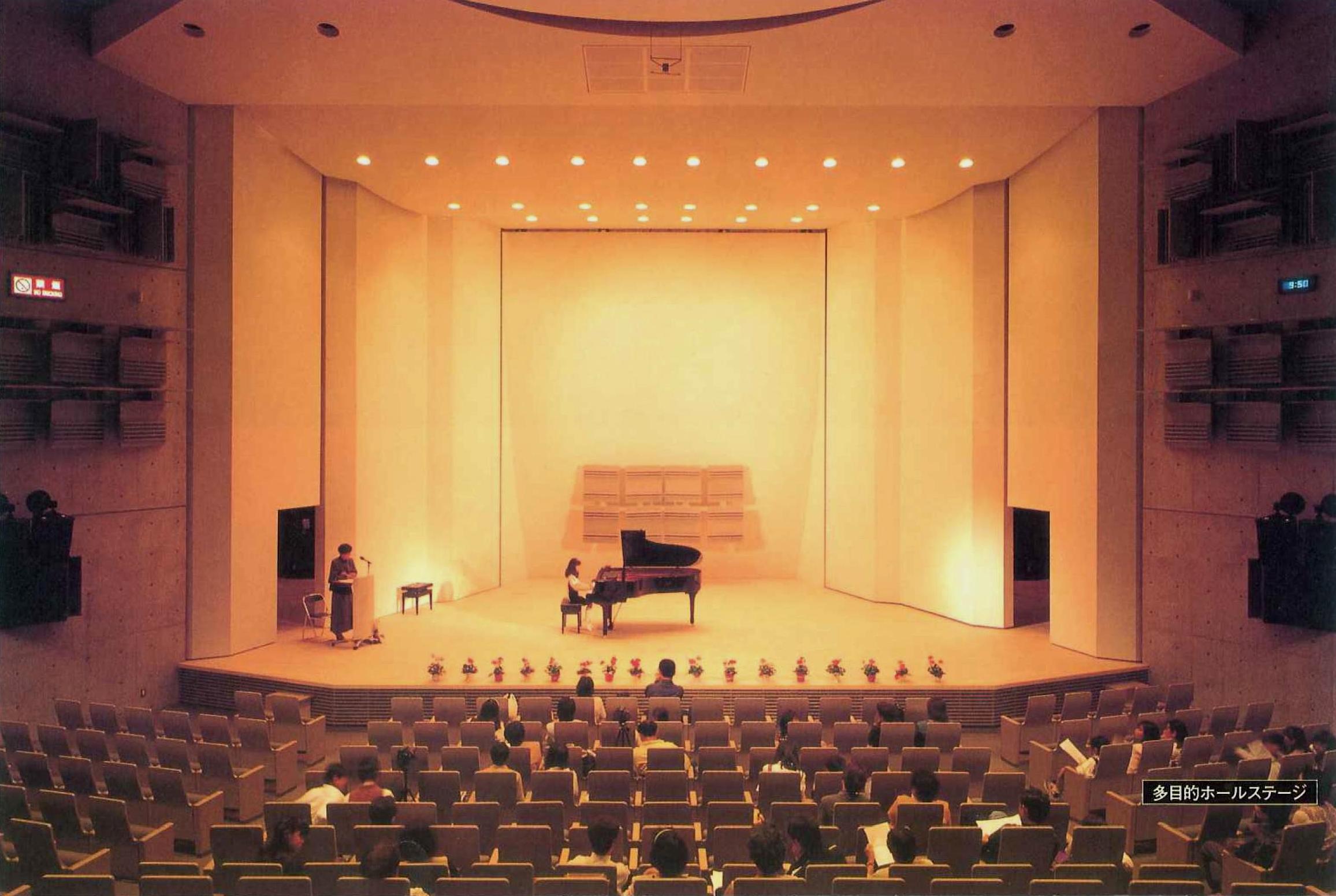 多目的ホールのステージ画像。反響板あり。