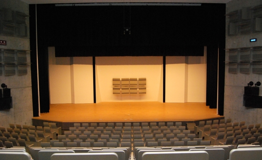 多目的ホールのステージ画像。反響板あり。