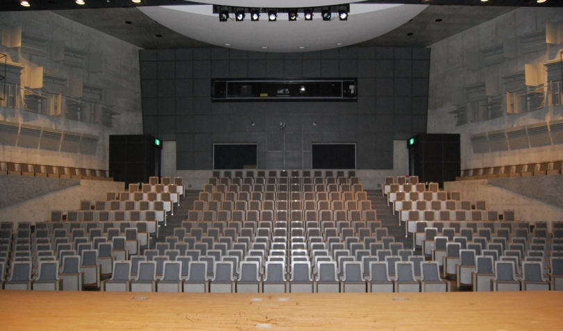 多目的ホールの客席画像。
