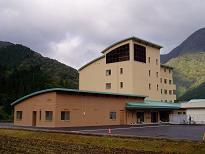 平屋が診療所（右の建物は高齢者住宅「はなもも」）の画像