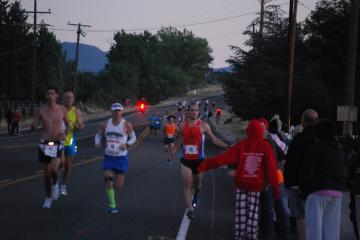 セントジョージマラソン　ランナーが沿道の応援者とハイタッチする様子