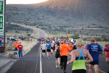 セントジョージマラソン　コース一面にランナーが広がる様子
