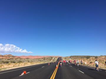 セントジョージマラソン　青空が広がるコースを走るランナー