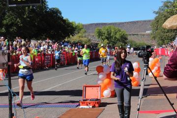 セントジョージマラソン　ゴールするランナー