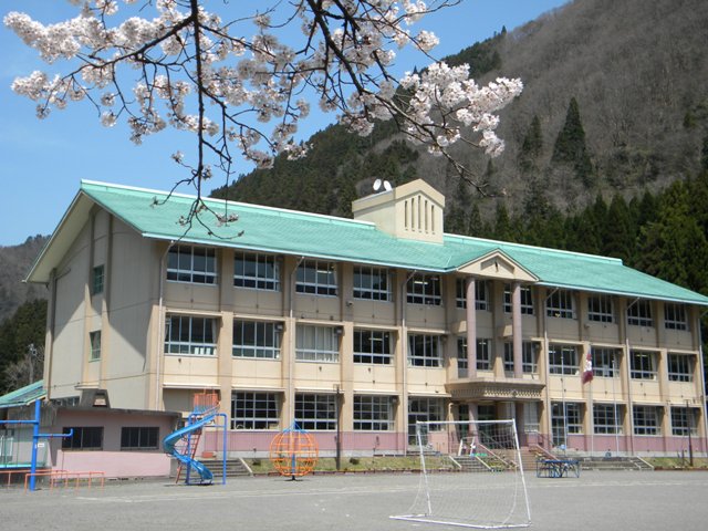 旧坂内小中学校の校舎の画像