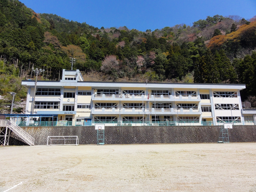 校舎の全景の画像