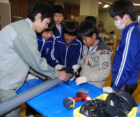 発電機の組み立ての様子