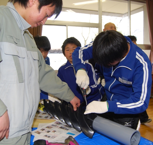 らせん型のハネを取り付ける。