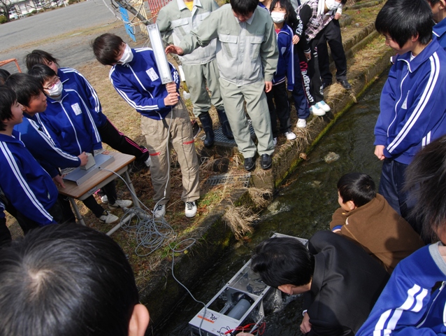 発電機を水路に設置して、発電のテスト