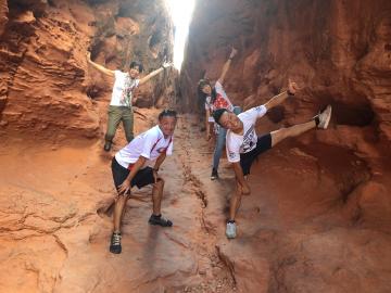 派遣中市内観光の様子（左から、澤野さん、鈴木さん、田村さん、藤原さん）