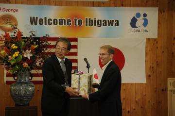 歓迎レセプション（ザック市長代理へ町から記念品贈呈）