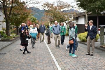 谷汲山を散策する様子