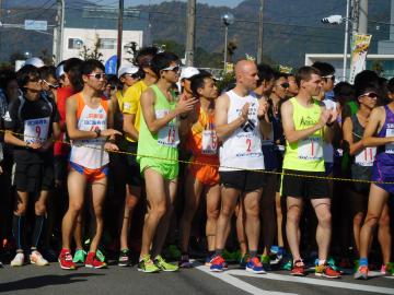 スタートラインに立つ招待ランナーの様子