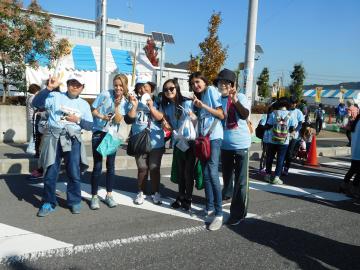 いびがわウォーキングに参加する派遣団の様子