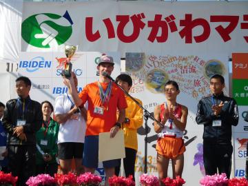 表彰式の様子（ハーフ男子1位のライリーさん）