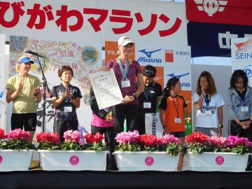 表彰式の様子（ハーフ女子2位のテレさんの画像）