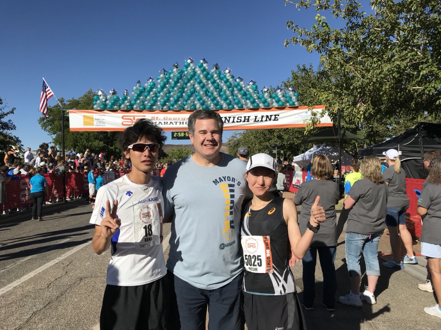 ゴール後のパイク市長の出迎え（左から宮崎さん、パイク市長、冨田さん）の画像