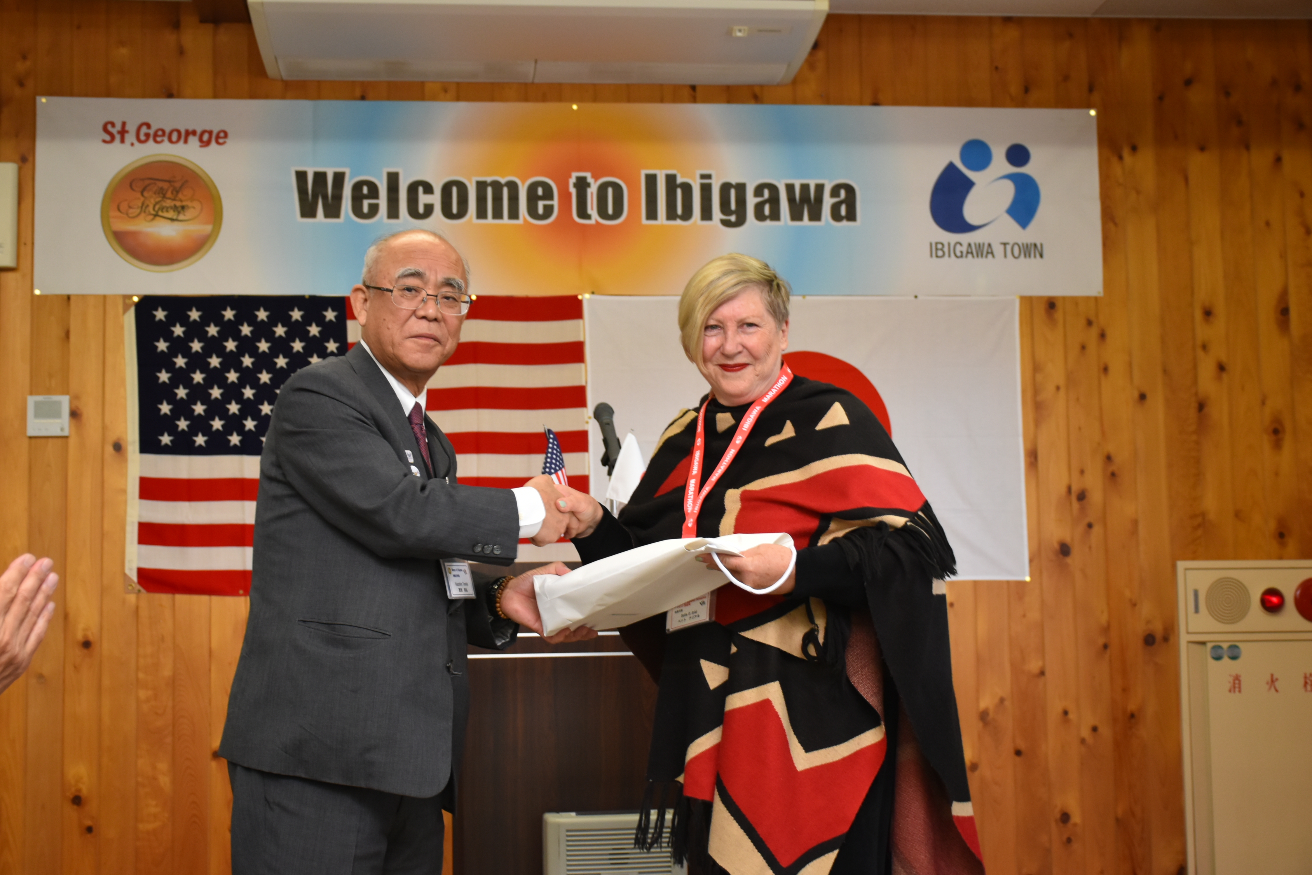 歓迎レセプション（ベティー市長代理へ町から記念品贈呈）