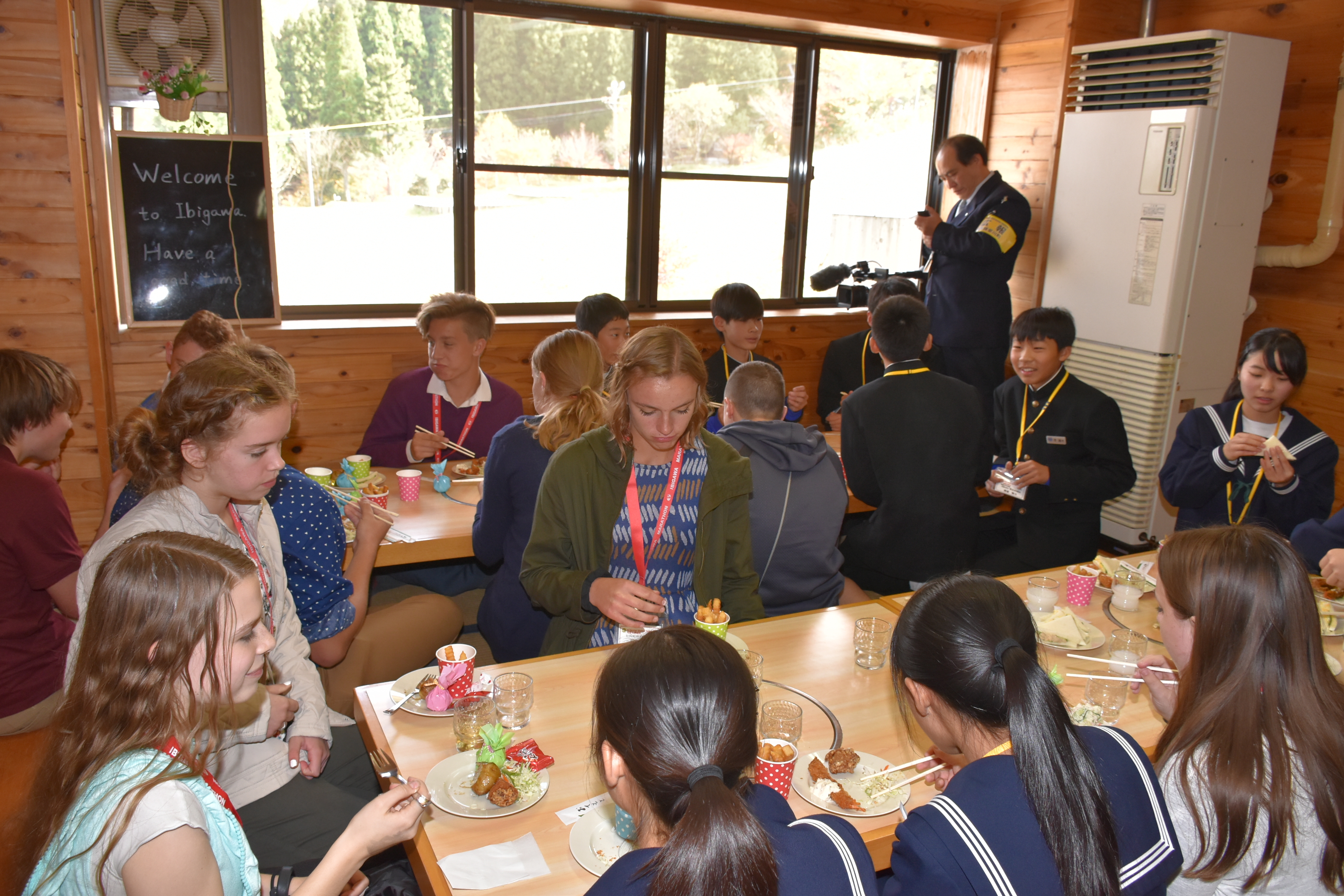 歓迎レセプション（食事）の様子の画像