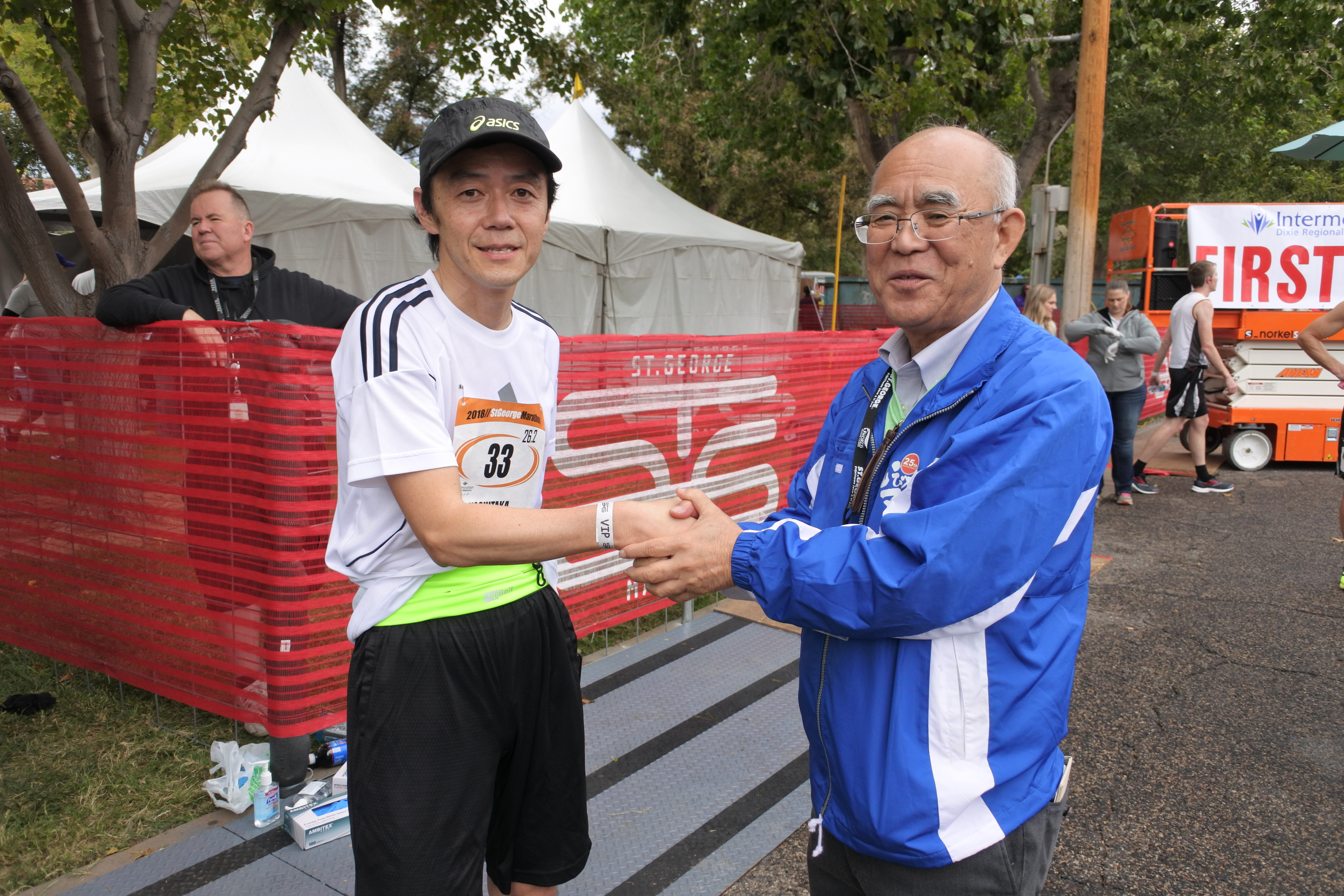 ゴール後、団長と握手をするランナー　今村さん（左）・富田町長（右）