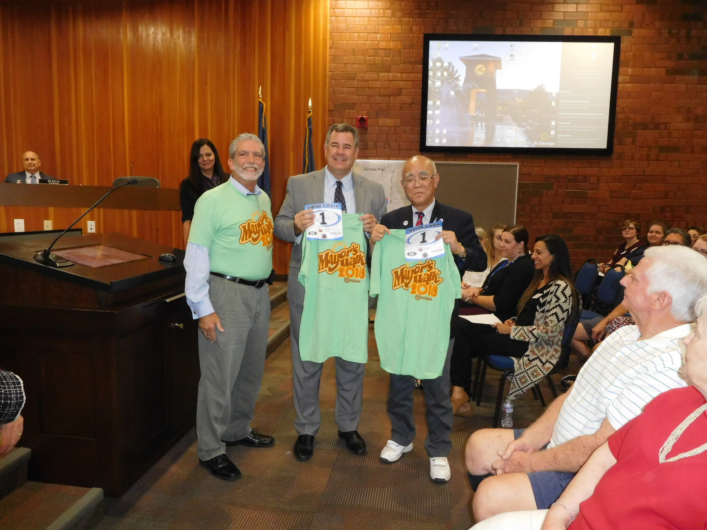 市議会訪問の様子　パイク市長（中央）・富田町長（左）