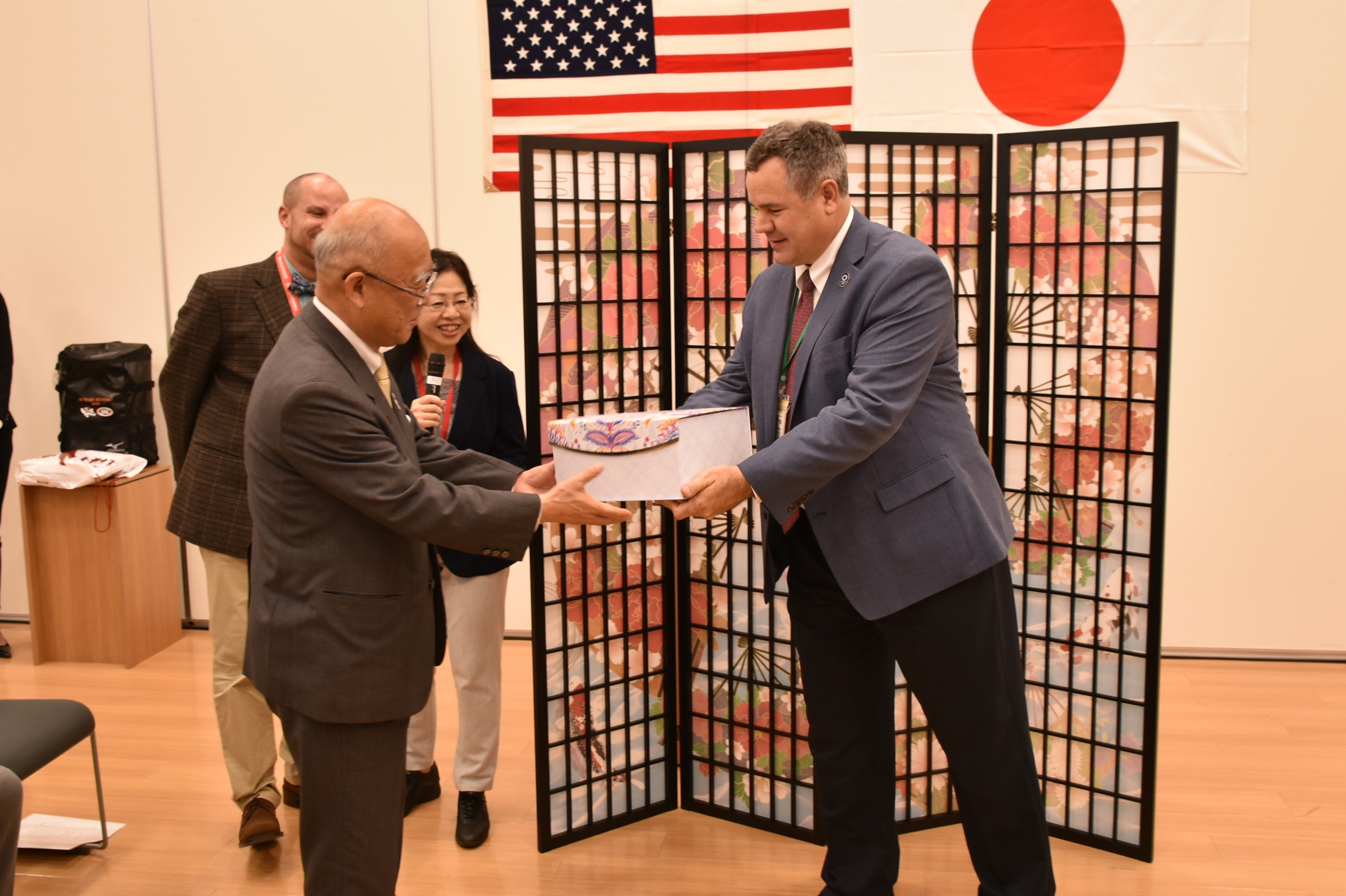 歓迎レセプション（パイク市長から町へ記念品贈呈）