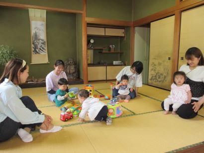 公民館で親子の交流の画像