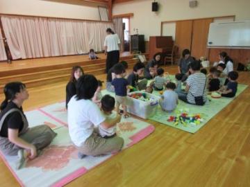 幼児園で園児とふれあい遊びの画像
