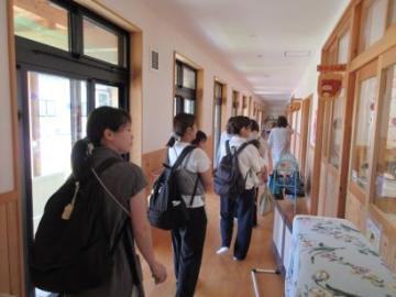 幼児園の園内見学の画像