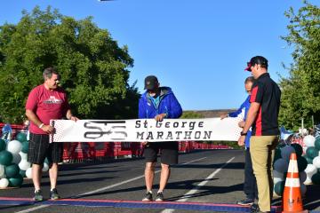 ゴールテープを持つ市長と団長