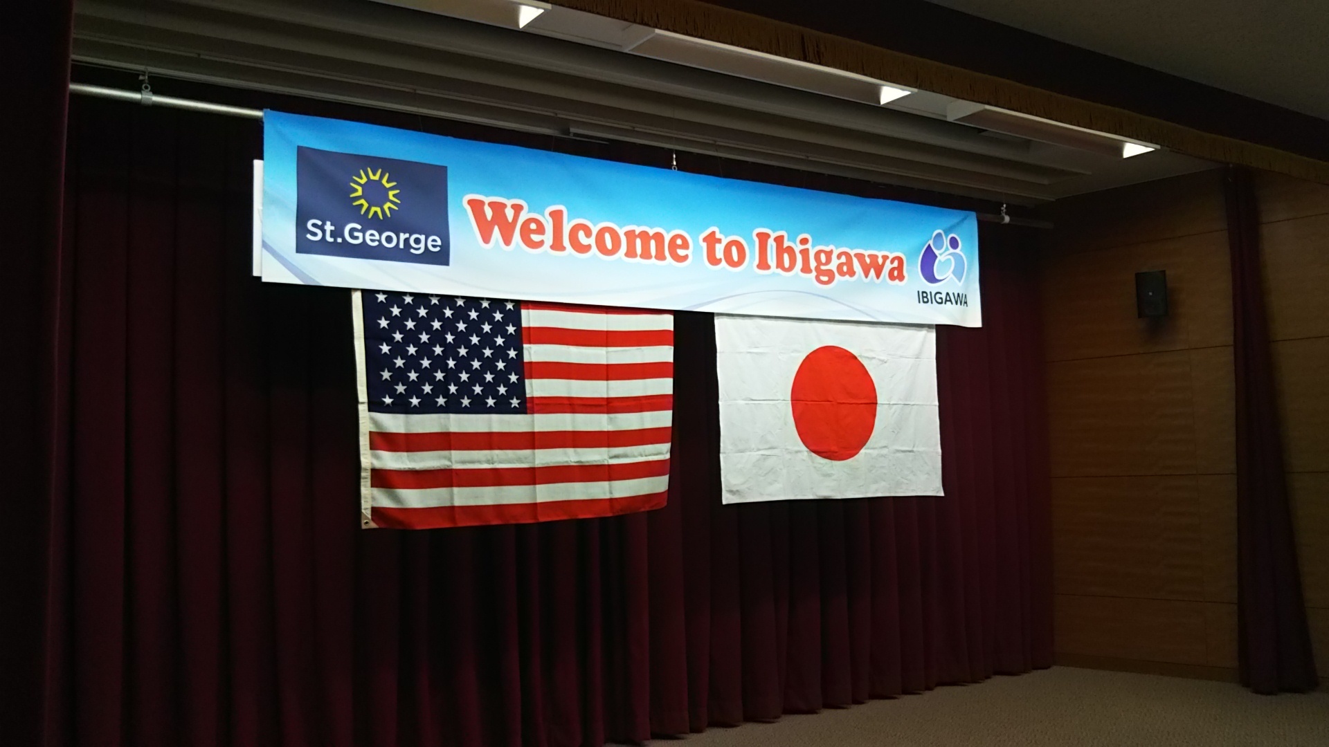 対面式の室内（飾り付けのようす）