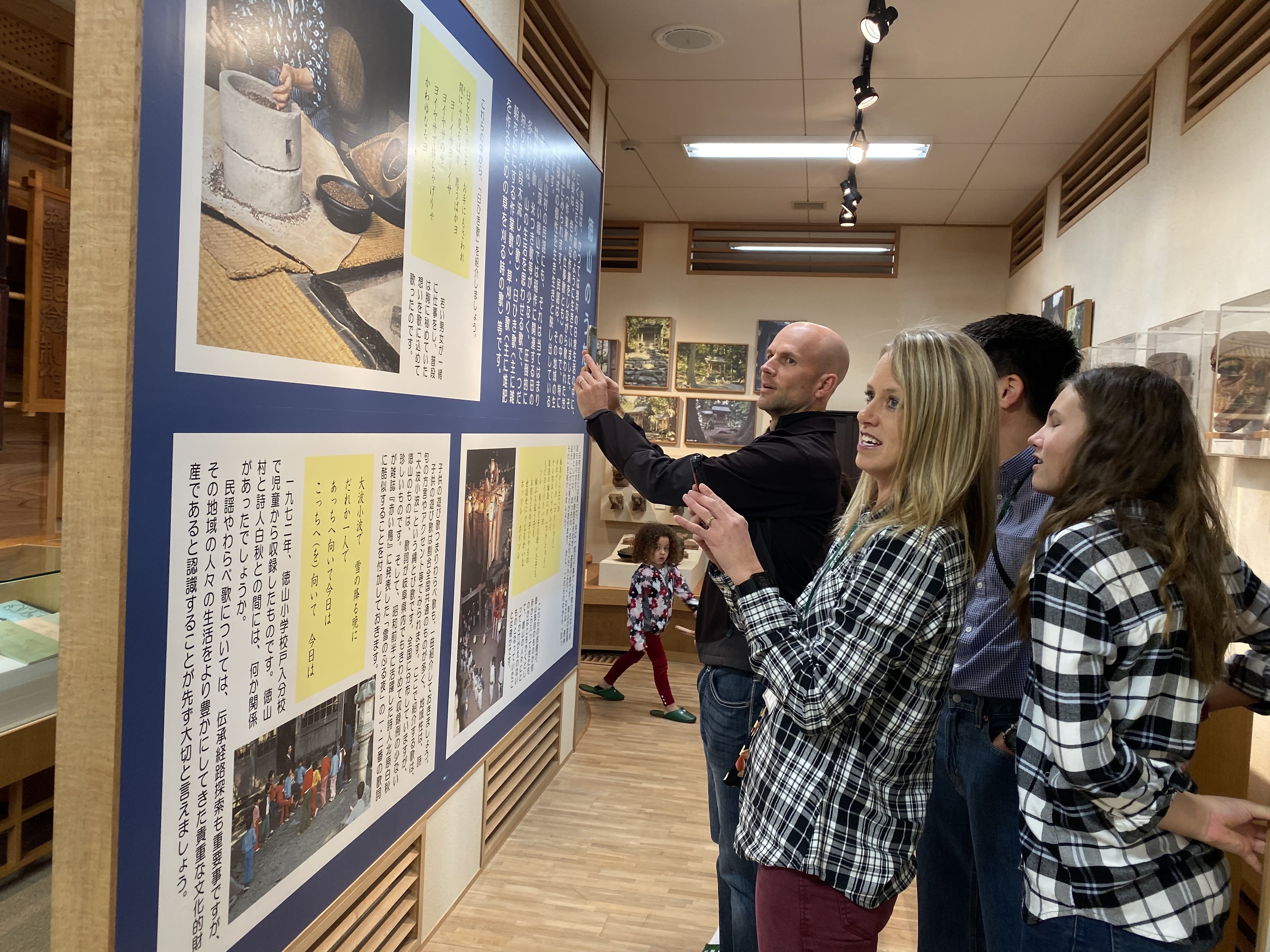 徳山収蔵庫の見学の様子