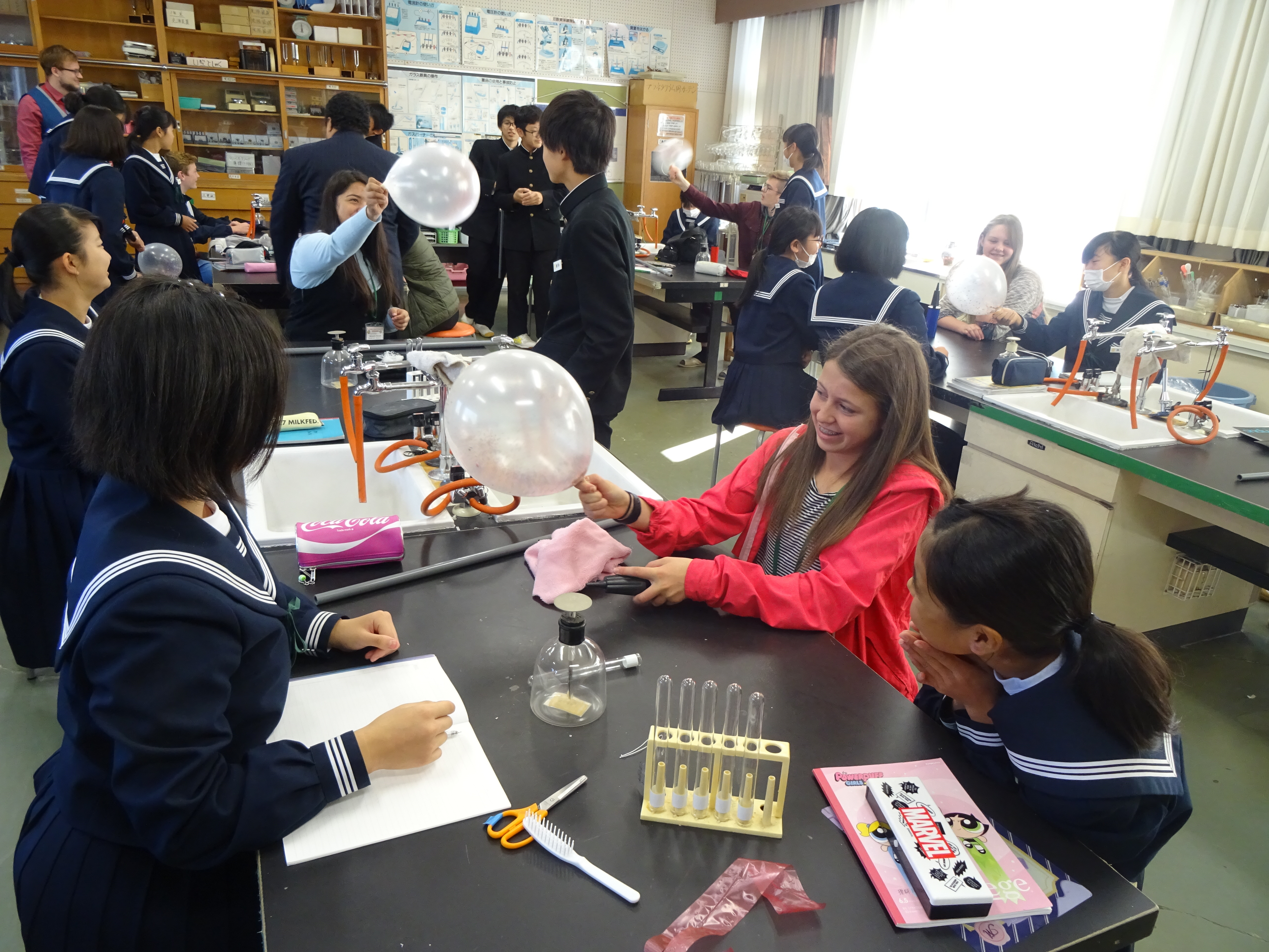 中学生派遣団　中学校での交流の様子