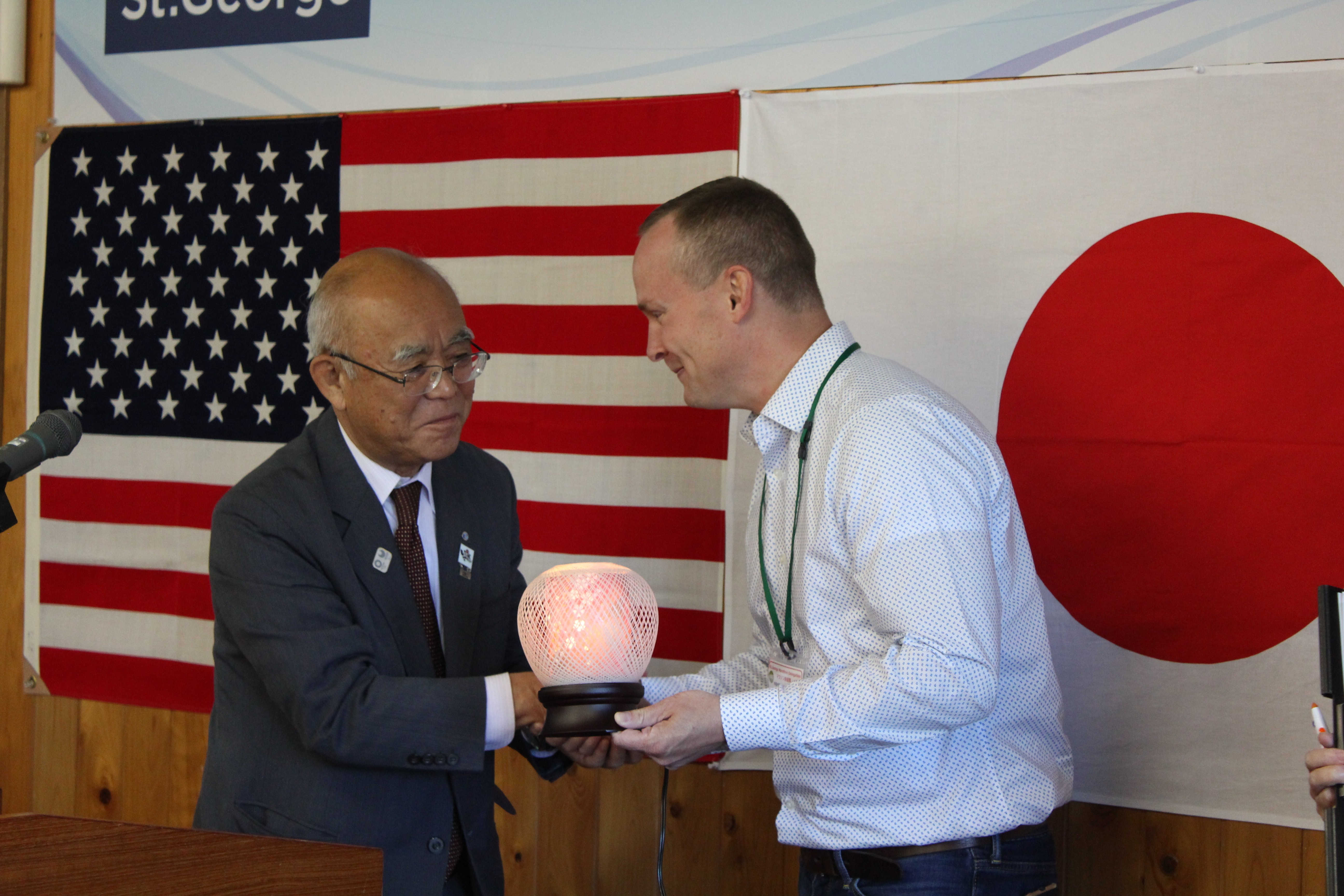 揖斐川町からのお土産贈呈