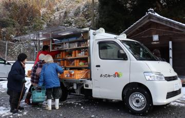 実際に移動販売を利用している様子の写真1
