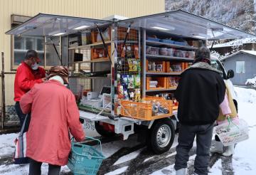 実際に移動販売を利用している様子の写真2